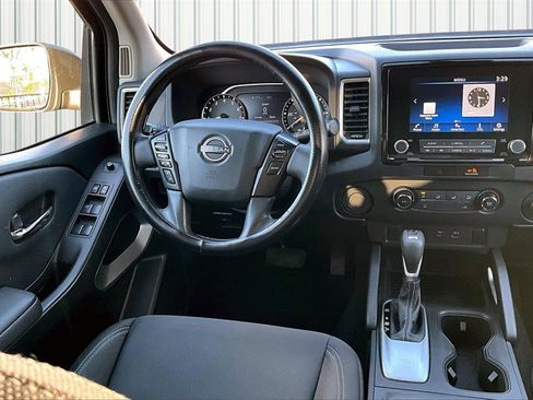 Used 2022 Nissan Frontier SV image 2