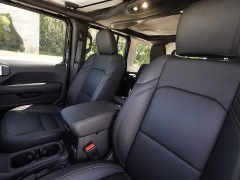 Used 2025 Jeep Wrangler Unlimited Sahara AWD/4WD image 22