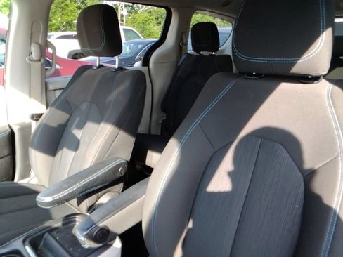 Used 2021 Chrysler Pacifica Touring w/ Cold Weather Group FWD image 9