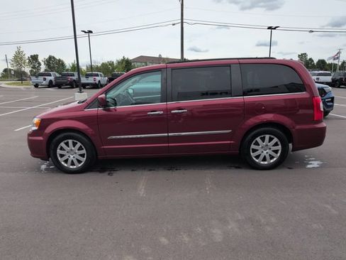 Used 2016 Chrysler Town & Country Touring w/ Driver Convenience Group FWD image 4
