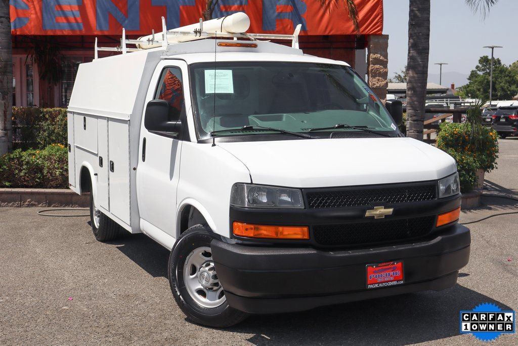Used 2018 Chevrolet Express 3500 RWD image 2