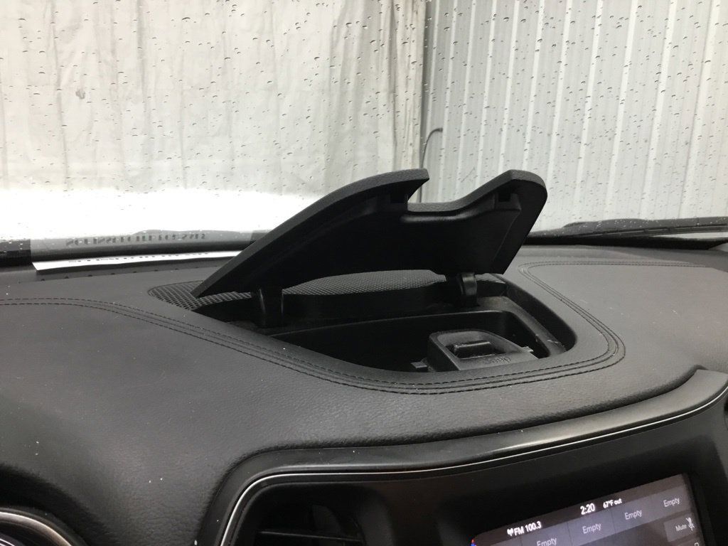 Used 2019 Jeep Cherokee Latitude w/ Cold Weather Group FWD image 11