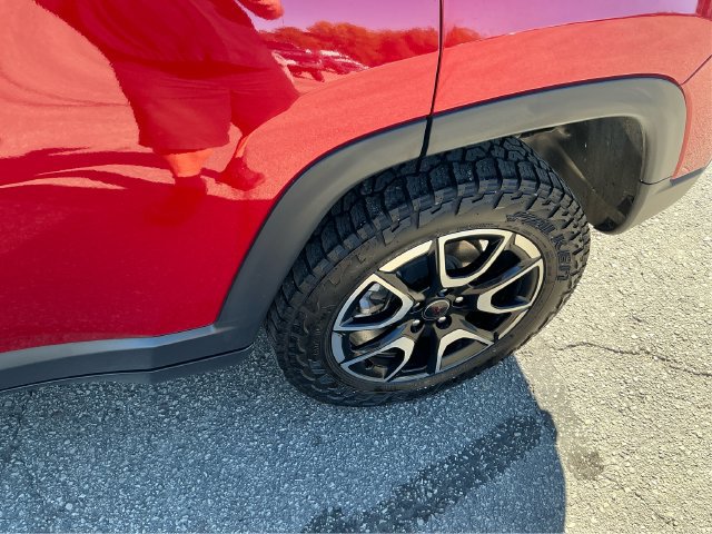 Used 2025 Jeep Compass Trailhawk w/ Trailhawk Elite Group AWD/4WD image 19