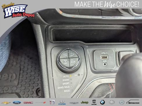 Used 2019 Jeep Cherokee Trailhawk w/ Comfort/Convenience Group AWD/4WD image 18