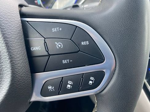 Used 2023 Chrysler Pacifica Touring-L FWD image 9