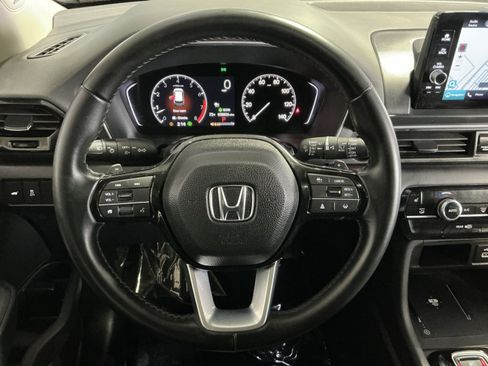 Used 2025 Honda Pilot Touring image 17