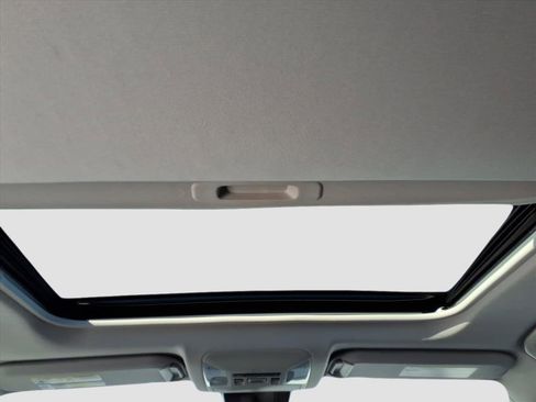 Used 2022 Toyota RAV4 XLE Premium image 15