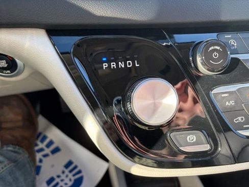 Used 2023 Chrysler Pacifica Touring-L image 19