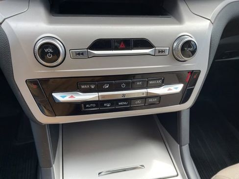 Used 2023 Ford Explorer XLT image 42