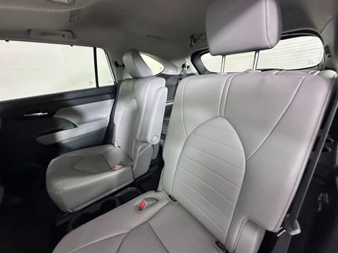 Used 2023 Toyota Highlander XLE AWD/4WD image 18