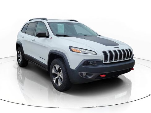 Used 2015 Jeep Cherokee Trailhawk w/ Comfort/Convenience Group AWD/4WD image 2