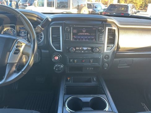 Used 2019 Nissan Titan SV w/ SV Convenience Package image 18