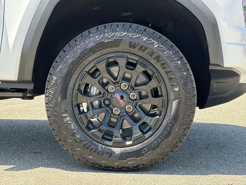 New 2026 GMC Canyon Elevation w/ LPO, Black Badging Package RWD image 28