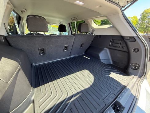 Used 2024 GMC Terrain SLE AWD/4WD image 28