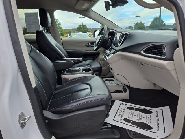 Used 2024 Chrysler Pacifica Touring-L FWD image 38