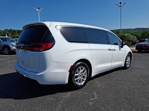 Certified 2024 Chrysler Pacifica Touring-L FWD image 8