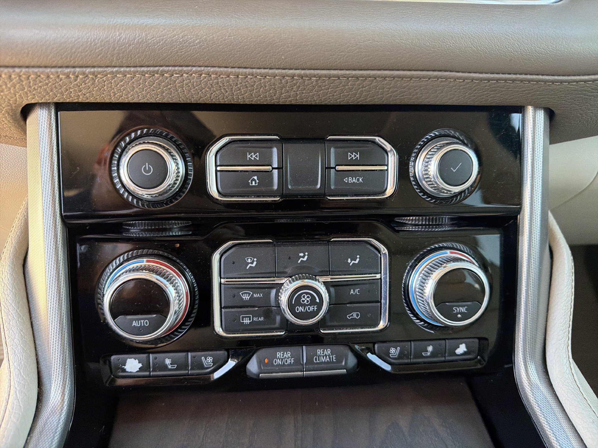Used 2021 GMC Yukon Denali w/ Denali Premium Package AWD/4WD image 6