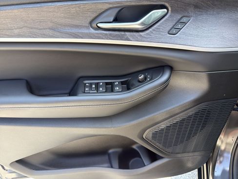 Used 2025 Jeep Grand Cherokee Limited w/ Luxury Tech Group II RWD image 11