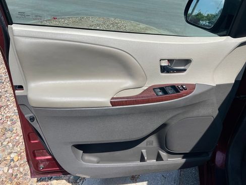 Used 2014 Toyota Sienna XLE FWD image 16