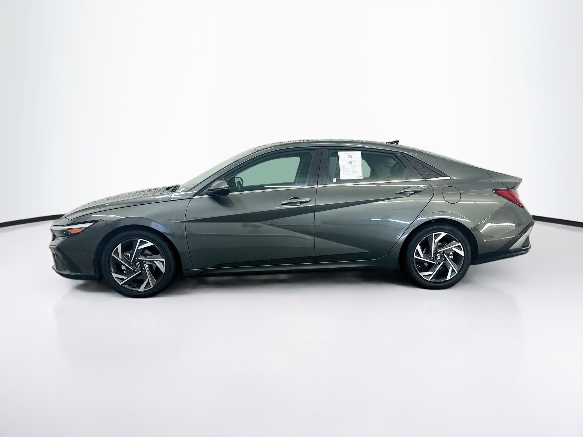 Used 2025 Hyundai Elantra Limited FWD image 4