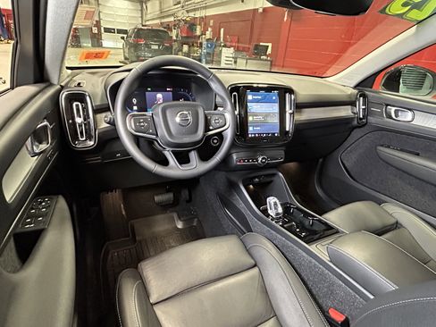 Used 2025 Volvo XC40 B5 Ultra w/ Climate Package image 24