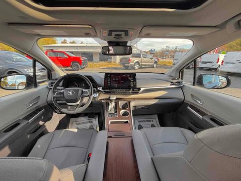 Used 2024 Toyota Sienna XLE image 21