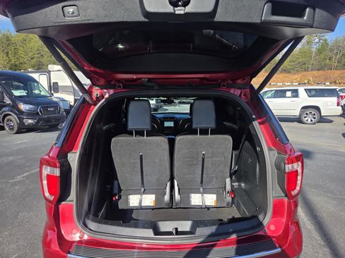 Used 2018 Ford Explorer XLT w/ Equipment Group 202A image 9