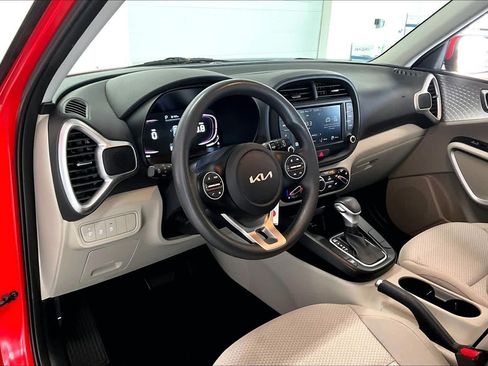 Used 2023 Kia Soul LX w/ LX Technology Package FWD image 2