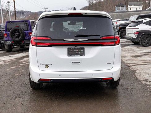 New 2026 Chrysler Pacifica Select image 5