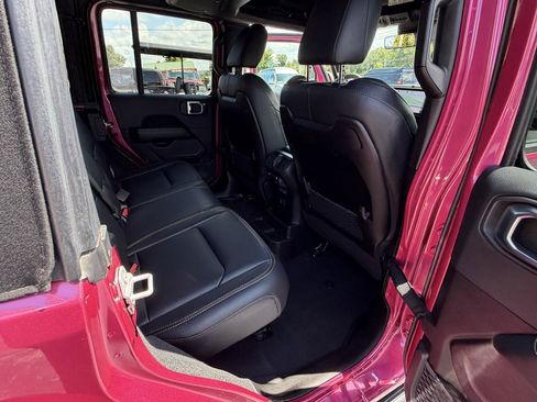 Used 2024 Jeep Wrangler Unlimited Sahara w/ Technology Group AWD/4WD image 39