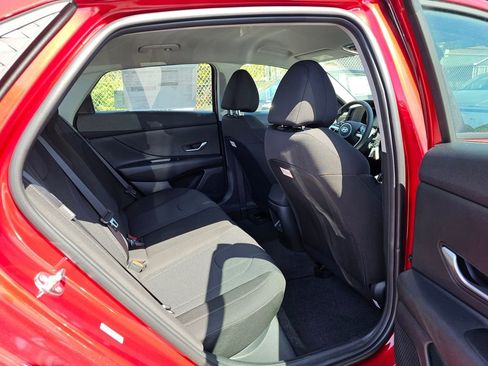 Used 2025 Hyundai Elantra SE FWD image 12