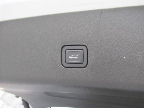 Used 2023 Chevrolet Traverse Premier image 35