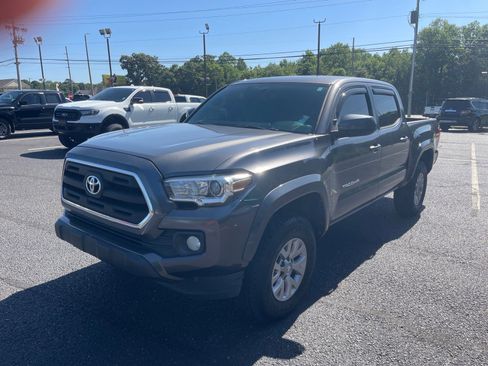 Used 2017 Toyota Tacoma SR5 w/ Tow Package RWD image 3