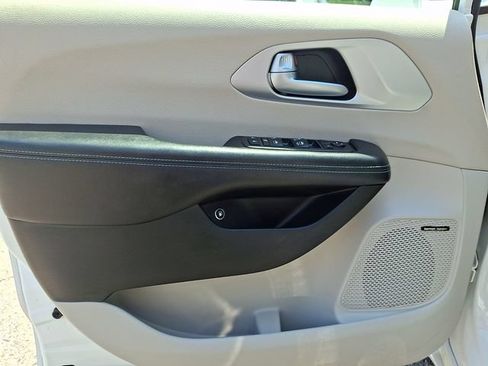 Used 2018 Chrysler Pacifica Limited w/ Advanced Safetytec Group FWD image 12