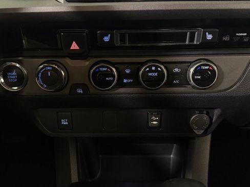 Used 2017 Toyota Tacoma TRD Sport AWD/4WD image 21