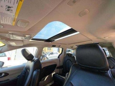 Used 2019 Chrysler Pacifica Limited image 8