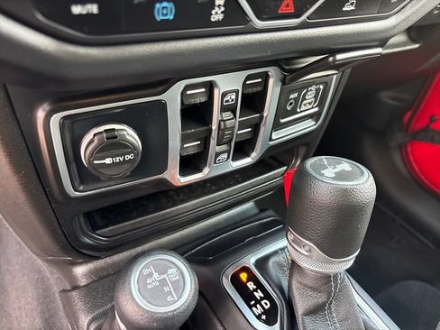 Used 2025 Jeep Wrangler Unlimited Sahara AWD/4WD image 23