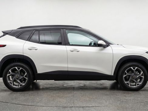 Used 2025 Chevrolet Trax LT w/ LT Convenience Package FWD image 11