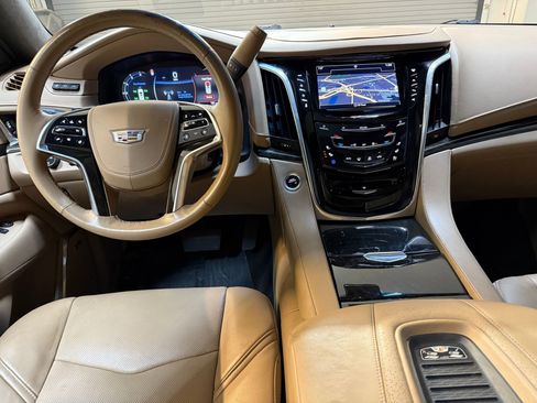 Used 2018 Cadillac Escalade Platinum image 4