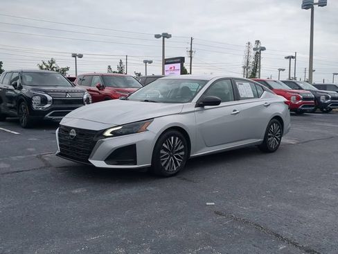 Used 2024 Nissan Altima 2.5 SV FWD image 2