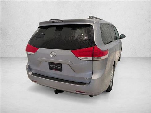 Used 2012 Toyota Sienna XLE image 5