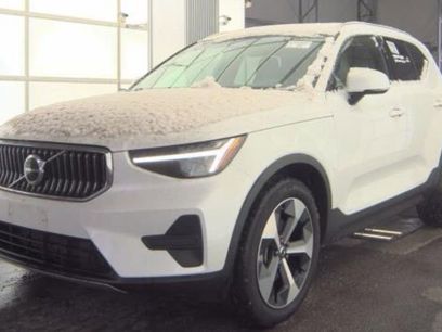 Used 2025 Volvo XC40 B5 Core