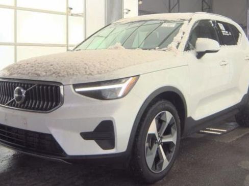 Certified 2025 Volvo XC40 B5 Core image 1