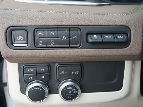 Used 2021 GMC Yukon XL Denali w/ Denali Premium Package image 30