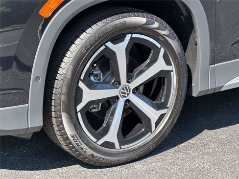 New 2026 Volkswagen Tiguan SE FWD image 9