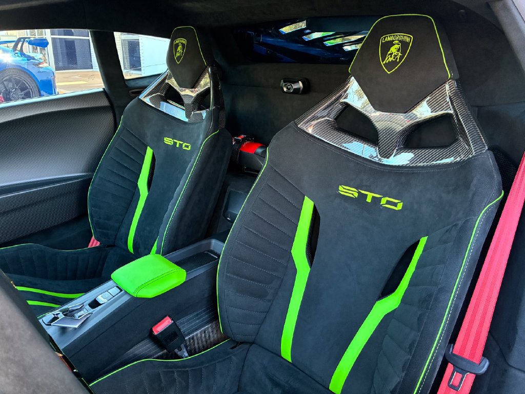 Used 2022 Lamborghini Huracan STO RWD image 3