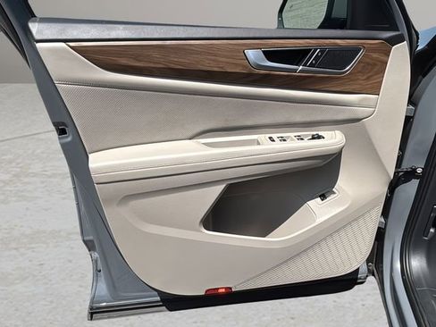 Used 2025 Volkswagen Atlas SE image 16