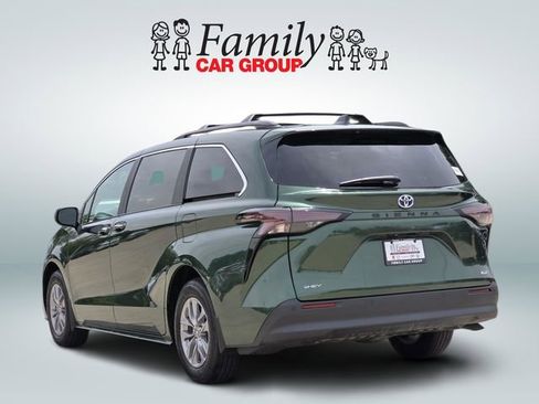 Used 2025 Toyota Sienna XLE FWD image 3