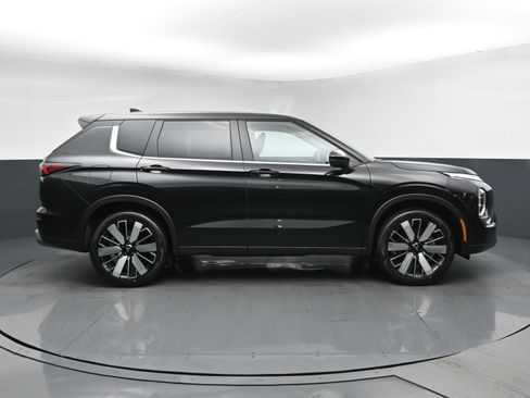 New 2026 Mitsubishi Outlander SE image 3