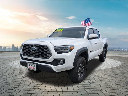 Used 2023 Toyota Tacoma TRD Off-Road w/ Technology Package AWD/4WD image 9